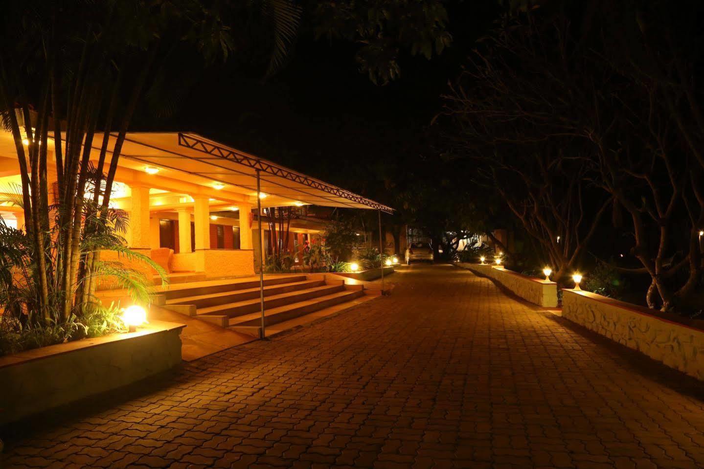 Outpost@Alibaug Hotel Alībāg Buitenkant foto